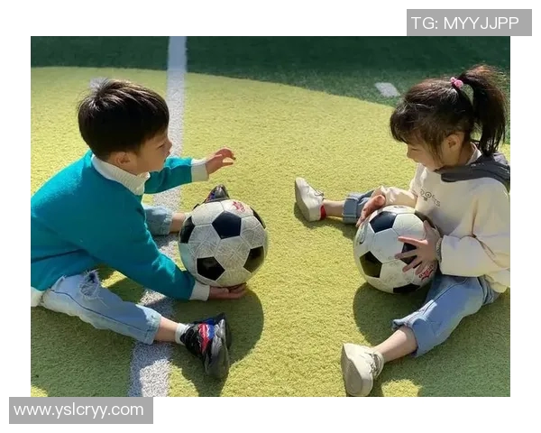 足球明星与幼儿亲密互动瞬间捕捉快乐时光的精彩瞬间