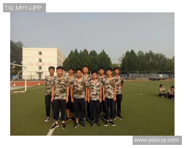 足球明星举酒杯庆祝胜利的精彩瞬间展现团结与友谊的力量
